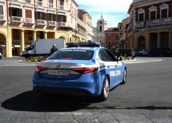 Crotone: divieto di avvicinamento con braccialetto elettronico per atti persecutori, violenza privata e invasione di terreni ai danni di un imprenditore e del Comune
