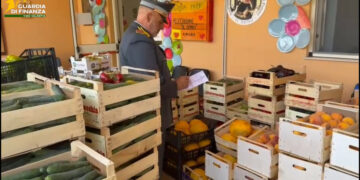 Sequestrate due tonnellate di frutta e verdura abusivamente vendute, donate in beneficenza