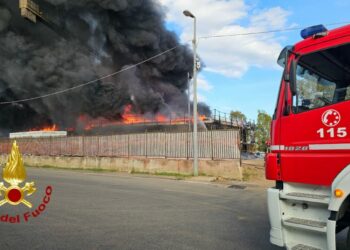Isola Capo Rizzuto: incendio in un edificio scolastico in costruzione, intervento massiccio dei Vigili del Fuoco