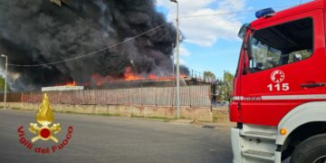Isola Capo Rizzuto: incendio in un edificio scolastico in costruzione, intervento massiccio dei Vigili del Fuoco