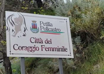 Petilia Policastro, l’Amministrazione ripristina targa Città del coraggio femminile
