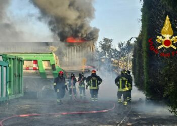 Incendio a Crotone, fiamme e esplosioni in una ditta di smaltimento rifiuti: Vigili del Fuoco al lavoro per ore