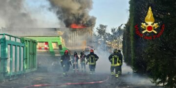 Incendio a Crotone, fiamme e esplosioni in una ditta di smaltimento rifiuti: Vigili del Fuoco al lavoro per ore