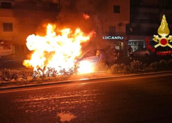 Crotone, Smart a fuoco in via Leonardo Gallucci: conducente salvo grazie al rapido intervento dei vigili del fuoco