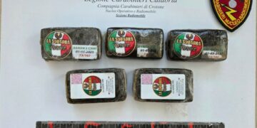 Crotone, centro storico: i Carabinieri sequestrano oltre mezzo chilo di hashish nascosto tra le macerie