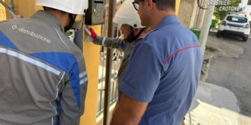 Cirò Marina: Carabinieri scoprono allacci abusivi a rete idrica ed elettrica, denunciato un 69enne