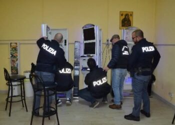 Crotone e Isola Capo Rizzuto: maxi controlli della Polizia di Stato, una denuncia e sequestri in sale scommesse