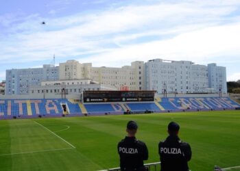 Crotone: undici tifosi della Cavese colpiti da Daspo per accensione di fumogeni allo stadio Scida