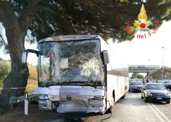 Scontro tra due autobus sulla SS 106 a Simeri Crichi: feriti lievi tra studenti e pendolari