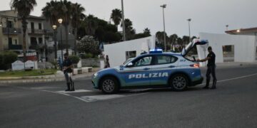 Crotone e Cirò Marina: controlli della Polizia di Stato, eseguita misura cautelare e sanzioni per irregolarità
