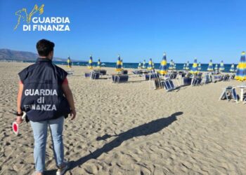 Cariati: lido abusivo smascherato dai finanzieri in borghese, due denunciati e attrezzature sequestrate