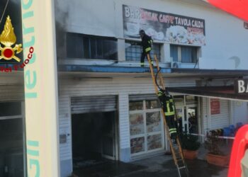 Crotone, incendio in un capannone sulla SS 106: Vigili del Fuoco evitano il peggio
