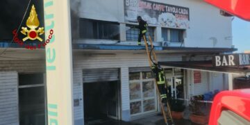 Crotone, incendio in un capannone sulla SS 106: Vigili del Fuoco evitano il peggio