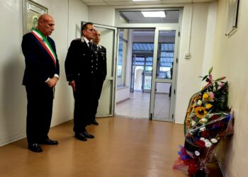 Il Sindaco di Crotone porge il suo omaggio per i Carabinieri, caduti nell’espletamento del servizio, al Comando Provinciale del Capoluogo