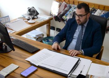 Petilia Policastro, solidarietà ai Carabinieri coinvolti in un incidente: il sindaco Saporito condanna gli insulti e richiama ai valori di rispetto e legalità