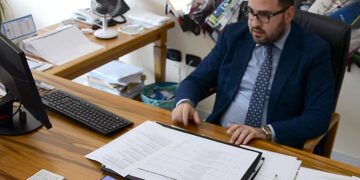 Petilia Policastro, solidarietà ai Carabinieri coinvolti in un incidente: il sindaco Saporito condanna gli insulti e richiama ai valori di rispetto e legalità