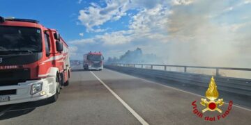 Incendi e forte vento nel crotonese: Vigili del Fuoco impegnati in oltre venti interventi