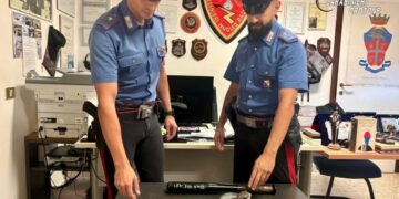 Cirò Marina: droga, coltello e mazza da baseball in macchina, poi minacce ai carabinieri, una persona arrestata e una denunciata