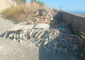 Cirò, eternit abbandonato lungo la provinciale per Umbriatico: un nuovo immondezzaio a cielo aperto in zona Coppa