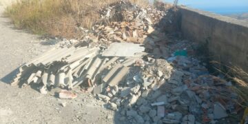 Cirò, eternit abbandonato lungo la provinciale per Umbriatico: un nuovo immondezzaio a cielo aperto in zona Coppa