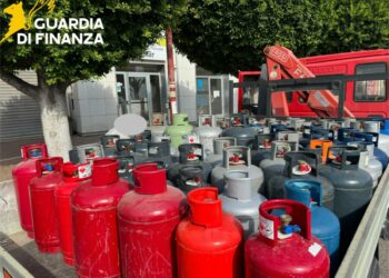 GdiF Crotone: sequestrate 70 bombole di GPL illegalmente commercializzate e denuncia di un responsabile
