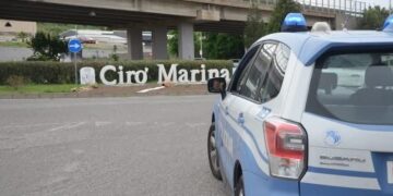 Controlli straordinari della Polizia di Stato tra Crotone e Cirò Marina: due denunce, sequestri di droga e numerose sanzioni