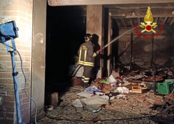 Incendi e incidenti: notte di lavoro per i Vigili del Fuoco di Crotone