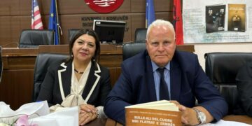 Francesca Gallello presenta in Kosovo il libro “Sulle ali del cuore – Mbi lartat e zemrës”: poesia come ponte tra Italia e Albania
