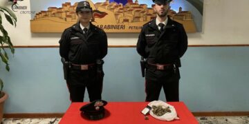Petilia Policastro, giovane arrestato per spaccio: i Carabinieri recuperano la droga lanciata dalla finestra