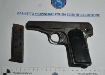 Crotone, giovane commerciante arrestato: in negozio trovati hashish e una pistola clandestina