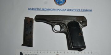 Crotone, giovane commerciante arrestato: in negozio trovati hashish e una pistola clandestina
