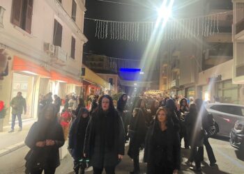 Crotone, “Unite nella tempesta”: il flashmob che ha trasformato il centro cittadino in un rito collettivo di memoria e rinascita