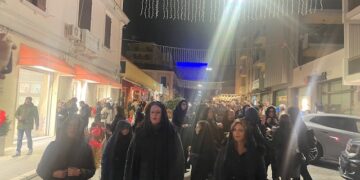Crotone, “Unite nella tempesta”: il flashmob che ha trasformato il centro cittadino in un rito collettivo di memoria e rinascita
