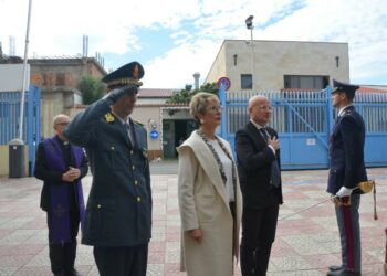 Crotone, la Polizia di Stato rende omaggio ai caduti: una cerimonia di memoria e gratitudine