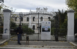 Crotone, la Polizia di Stato presidia l’ingresso delle scuole con i cinofili