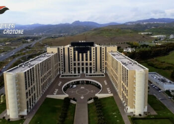 Isola Capo Rizzuto, indagine sul potabilizzatore: i Carabinieri acquisiscono atti da Comune, Regione e Asp su gestione e qualità dell’acqua