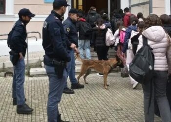 Crotone, scuole presidiate dalle forze dell’ordine: prevenzione reale o segnale di un fallimento educativo?