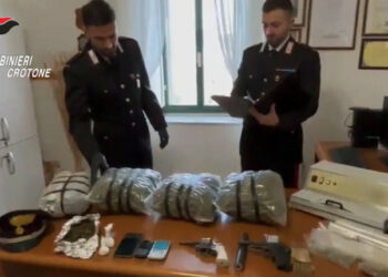 Strongoli, scoperto deposito di droga e armi: 44enne arrestato con oltre 4 kg di stupefacenti e pistole, una dotata di silenziatore