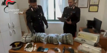 Strongoli, scoperto deposito di droga e armi: 44enne arrestato con oltre 4 kg di stupefacenti e pistole, una dotata di silenziatore