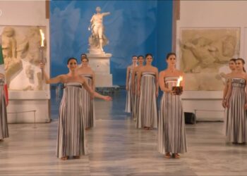 Crotone, cerimonia ufficiale di accensione della fiaccola olimpica