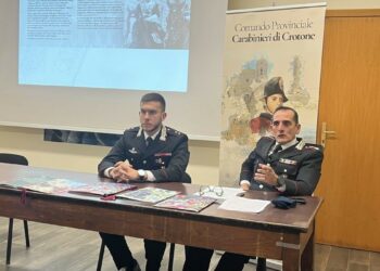 Presentato a Crotone il Calendario Storico dei Carabinieri 2026, dedicato agli “Eroi quotidiani”