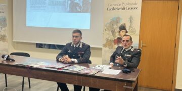Presentato a Crotone il Calendario Storico dei Carabinieri 2026, dedicato agli “Eroi quotidiani”