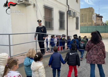 Isola Capo Rizzuto: “Progetto Legalità” i Carabinieri della Tenenza ricevono in caserma i bambini della Scuola Primaria