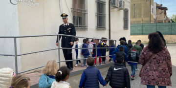 Isola Capo Rizzuto: “Progetto Legalità” i Carabinieri della Tenenza ricevono in caserma i bambini della Scuola Primaria