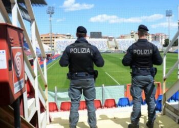 Crotone: cinque tifosi del Siracusa colpiti da DASPO per uso di fumogeni allo stadio “Ezio Scida”