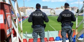 Crotone: cinque tifosi del Siracusa colpiti da DASPO per uso di fumogeni allo stadio “Ezio Scida”
