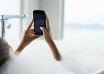 Carica il telefono mentre fa il bagno: adolescente muore folgorata nella vasca da bagno