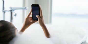 Carica il telefono mentre fa il bagno: adolescente muore folgorata nella vasca da bagno