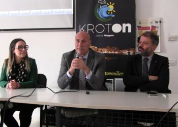 Crotone presenta “Natale al Centro 2025”: luminarie, spettacoli e il Capodanno con Max Gazzè