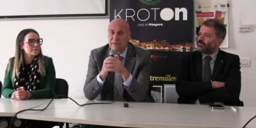 Crotone presenta “Natale al Centro 2025”: luminarie, spettacoli e il Capodanno con Max Gazzè